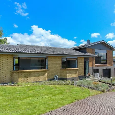 Spacious Retreat With Mountain View Rotorua Exterior photo