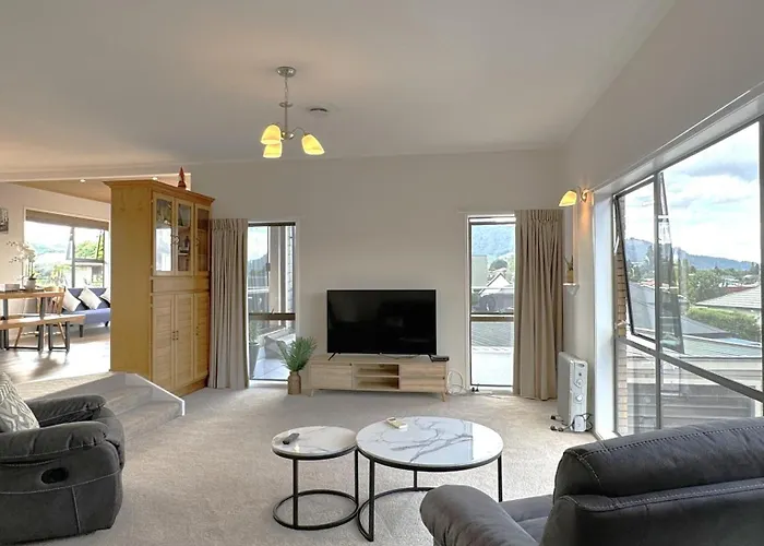 Spacious Retreat With Mountain View