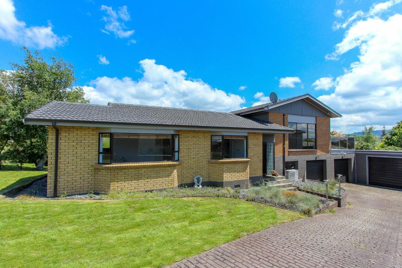Spacious Retreat With Mountain View Holiday home