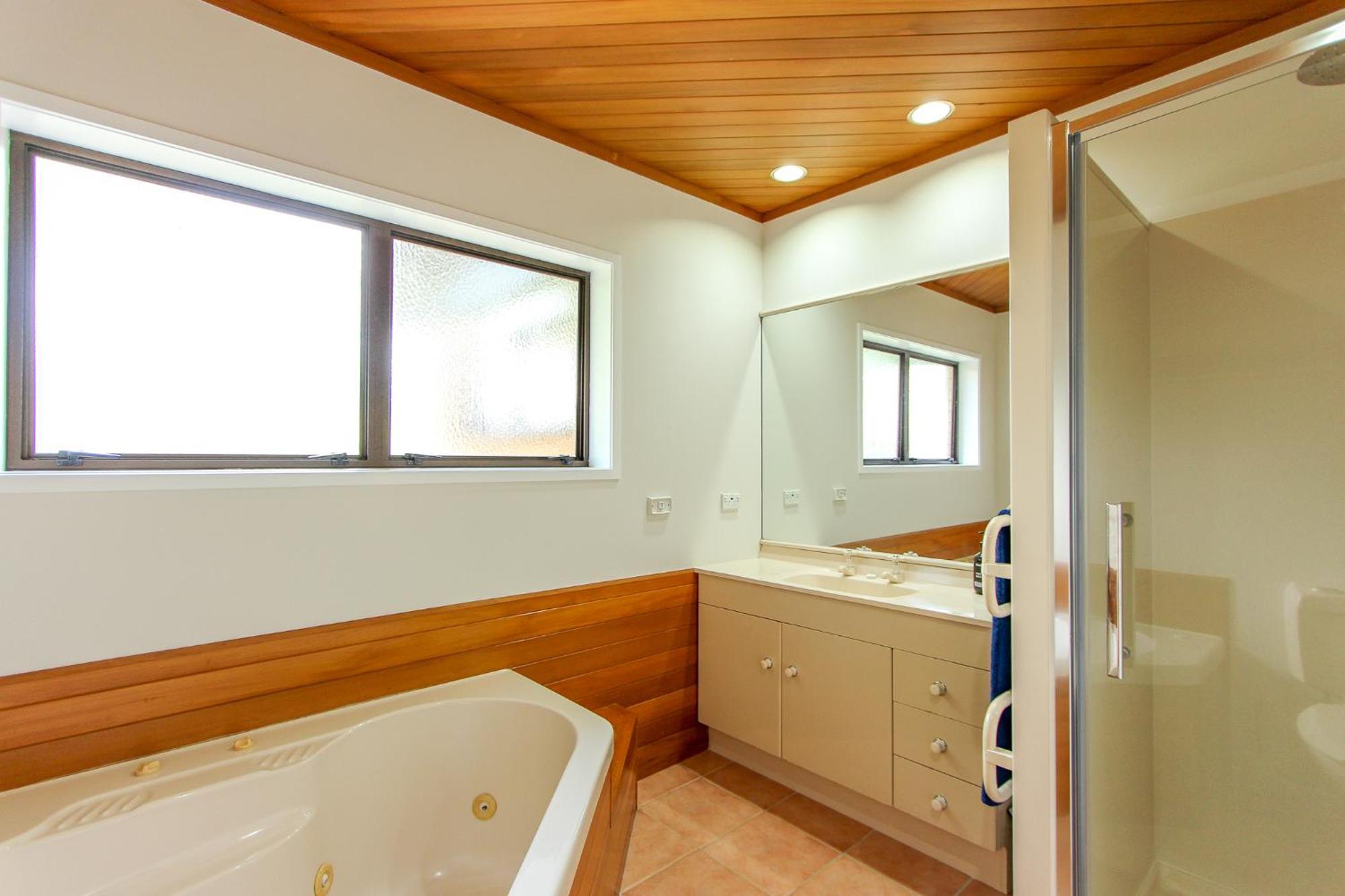 Spacious Retreat With Mountain View *