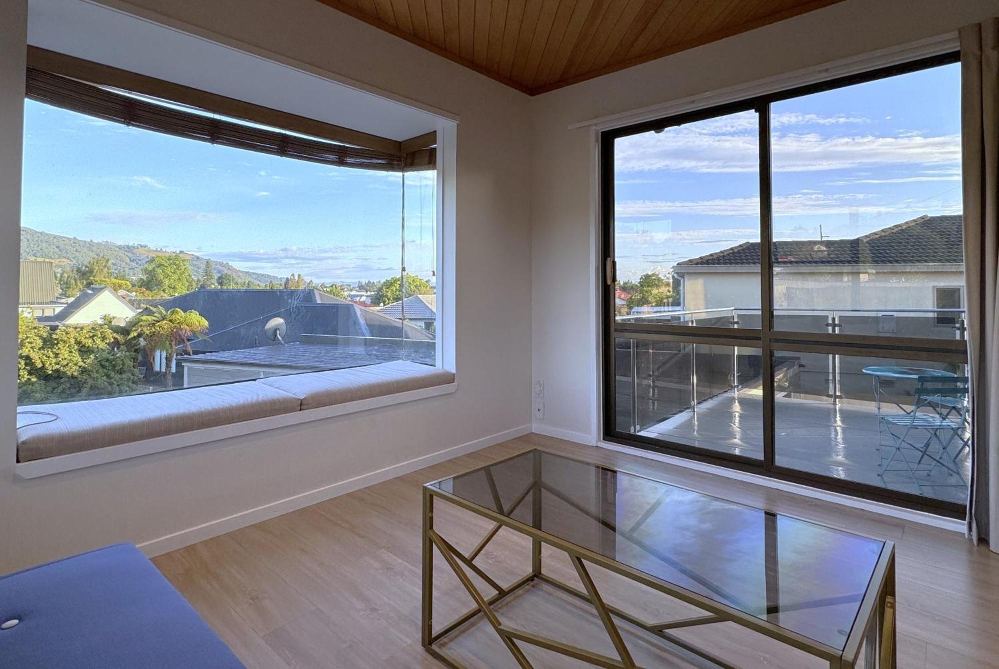 Spacious Retreat With Mountain View *