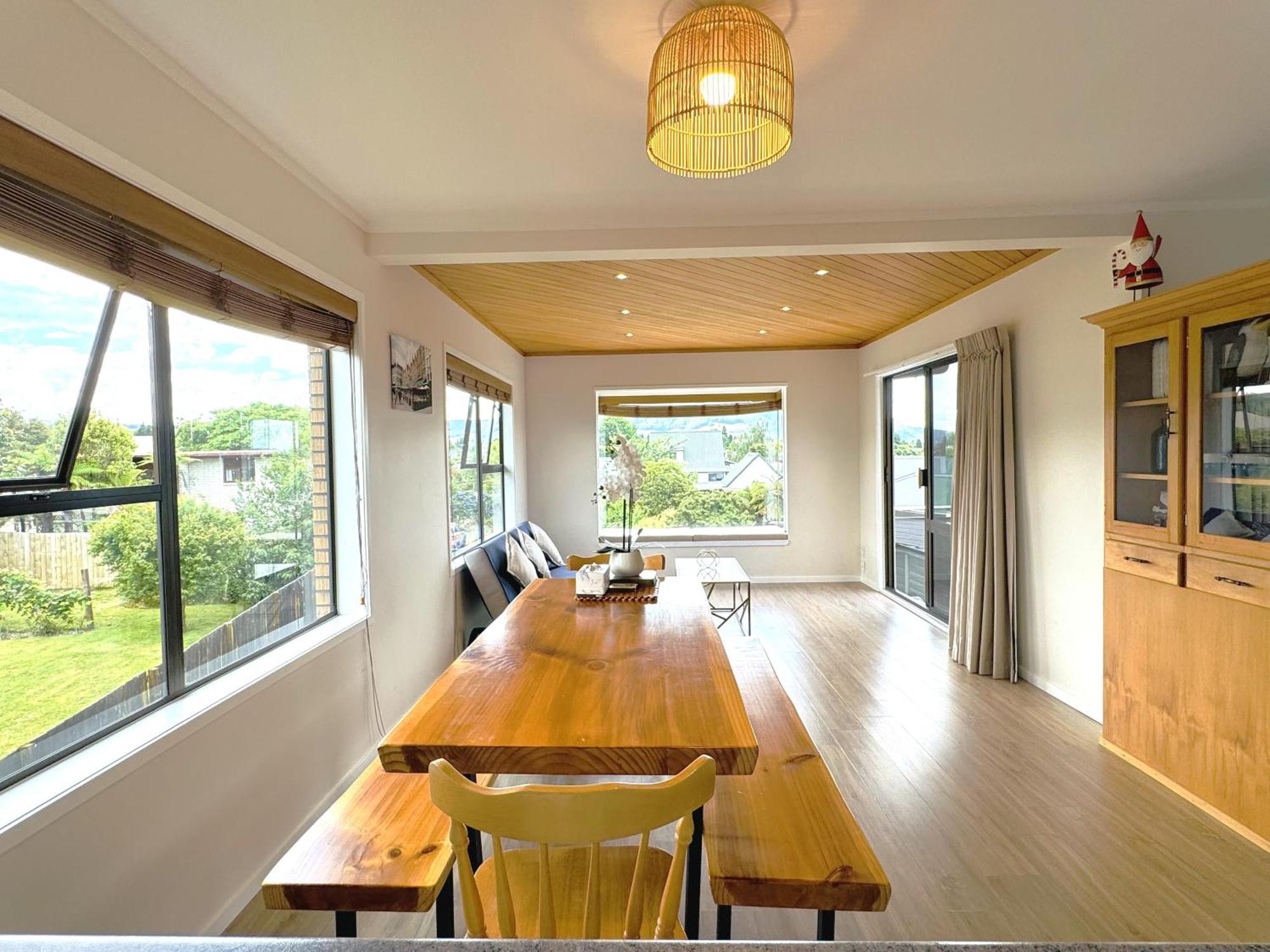 Spacious Retreat With Mountain View *