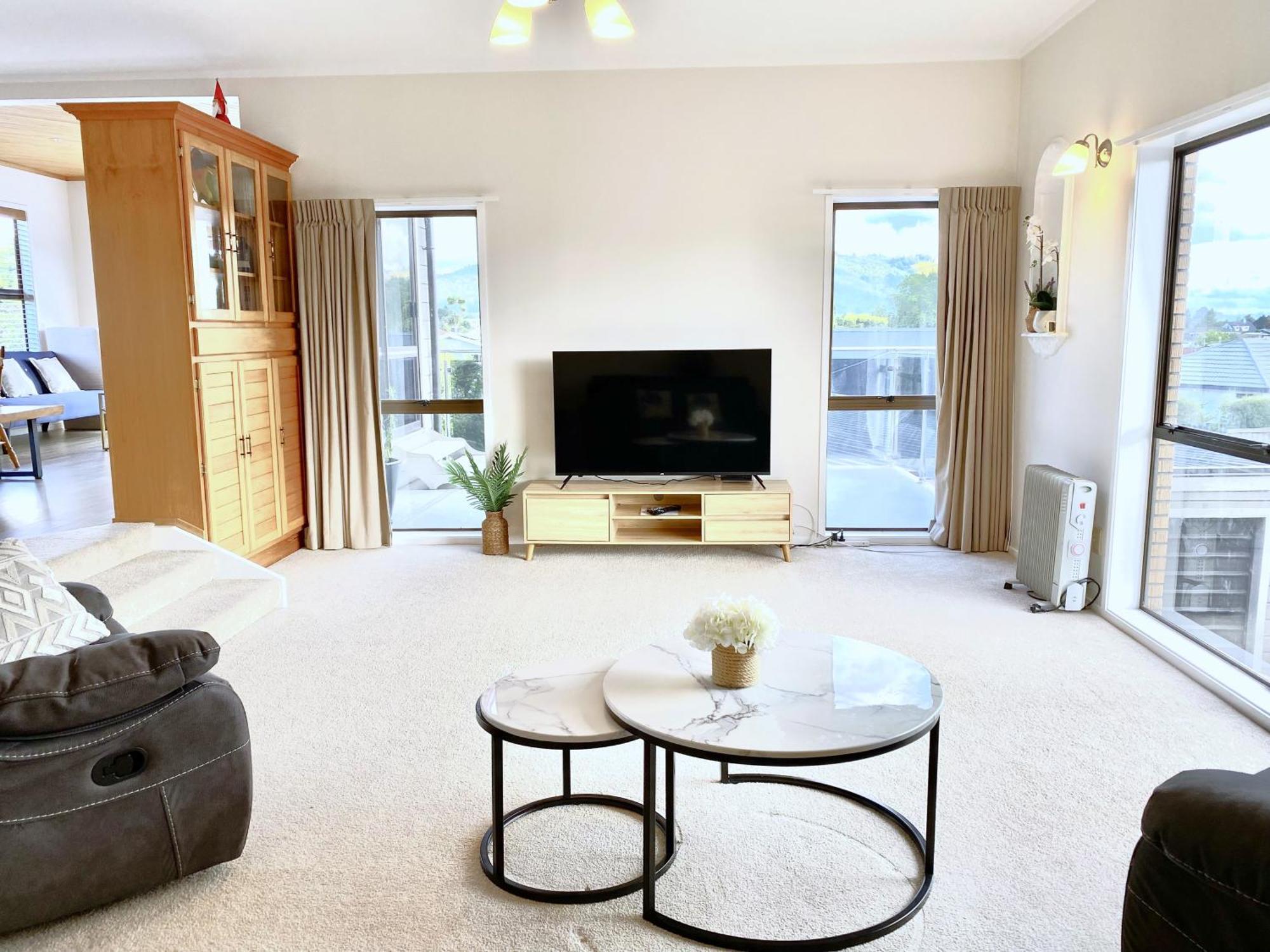 Spacious Retreat With Mountain View *